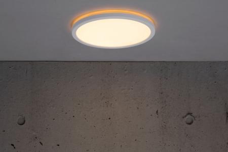 Flache LED-Deckenleuchte Oja 24cm mit Lichtkranz an der Decke für ein modernes Wohnambiente